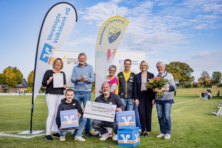 Volksbank-Vorständin Beate Jacobs (2.v.re.) überreichte den Vertretern des TuS Glane den Preis „Sterne des Sports“ in Bronze 