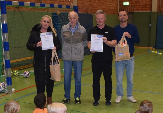 D-Jugend Trainerin Julia Schnieder-Eggert, Fußballabteilungsleiter Franz Buchholz, Stefan Pleitner, Trainer U5,U6,U7 und Philipp Karow, Kreissportbund Osnabrück-Land